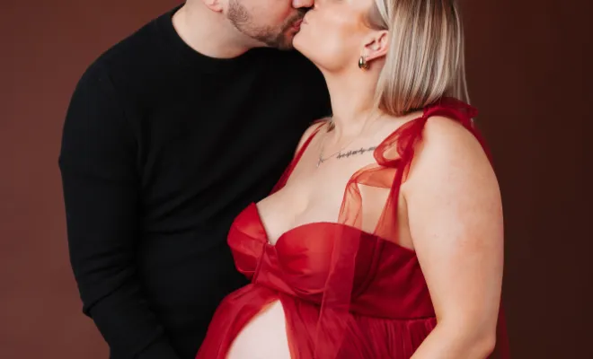 Photographe à Besançon shooting grossesse romantique en couple en studio