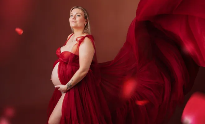 Photographe à Besançon shooting grossesse romantique en couple en studio