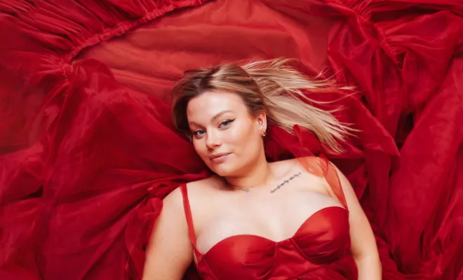 Photographe à Besançon shooting grossesse romantique en couple en studio