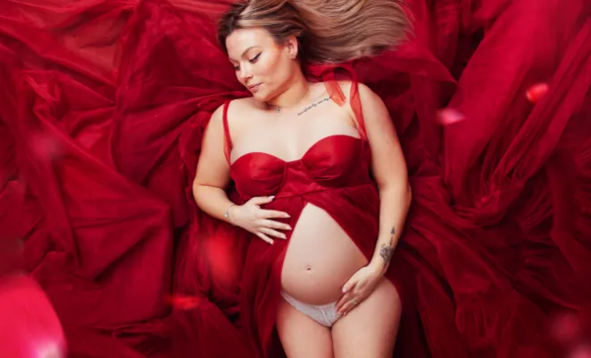 Photographe à Besançon shooting grossesse romantique en couple en studio