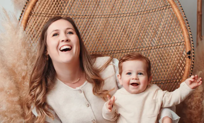 Photographe à Besançon : shooting Maman et bébé en studio