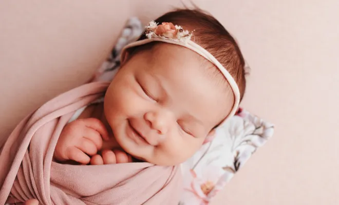 Photographe à Besançon : shooting nouveau-né avec décors en studio