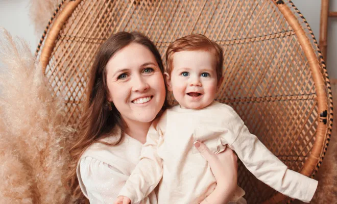 Photographe à Besançon : shooting Maman et bébé en studio