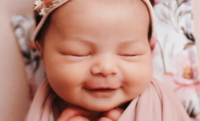 Photographe à Besançon : shooting nouveau-né avec décors en studio