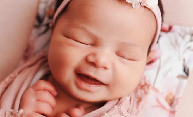 Photographe à Besançon : shooting nouveau-né avec décors en studio