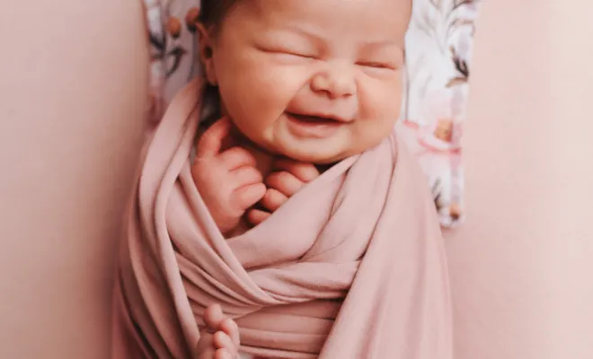 Photographe à Besançon : shooting nouveau-né avec décors en studio