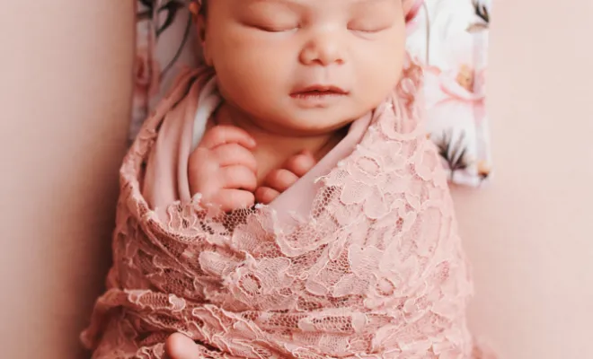 Photographe à Besançon : shooting nouveau-né avec décors en studio