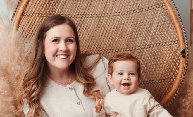 Photographe à Besançon : shooting Maman et bébé en studio