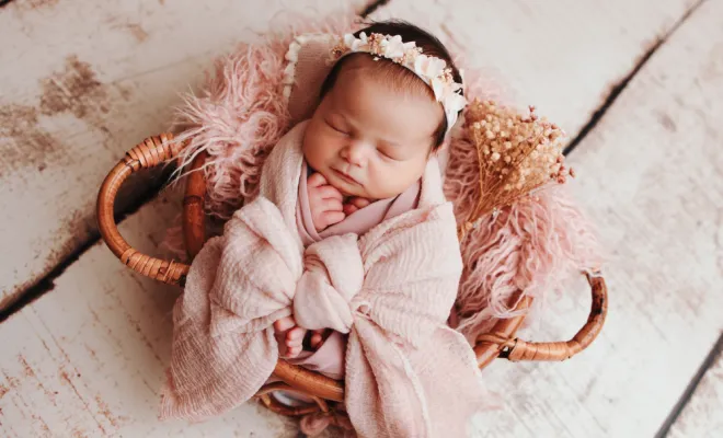 Photographe à Besançon : shooting nouveau-né avec décors en studio