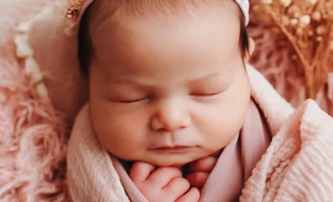 Photographe à Besançon : shooting nouveau-né avec décors en studio