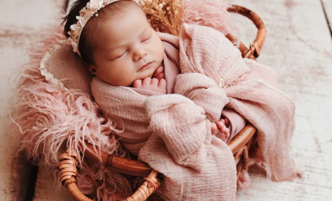 Photographe à Besançon : shooting nouveau-né avec décors en studio