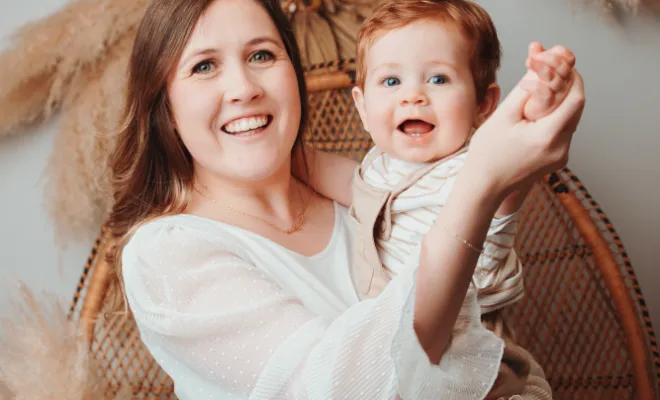 Photographe à Besançon : shooting Maman et bébé en studio