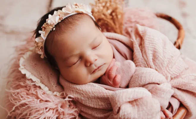 Photographe à Besançon : shooting nouveau-né avec décors en studio