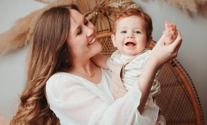 Photographe à Besançon : shooting Maman et bébé en studio