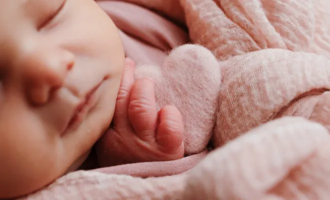 Photographe à Besançon : shooting nouveau-né avec décors en studio