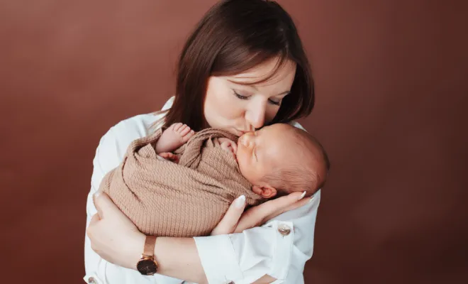 Photographe à Besançon shooting naissance en famille