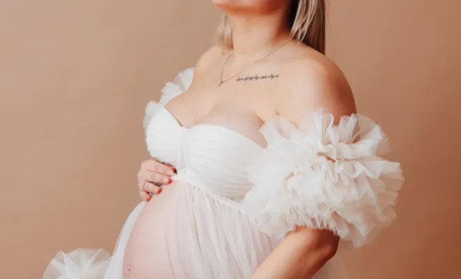 Photographe à Besançon : séance photo grossesse glamour en studio