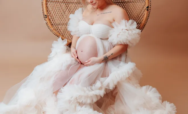 Photographe à Besançon : séance photo grossesse glamour en studio