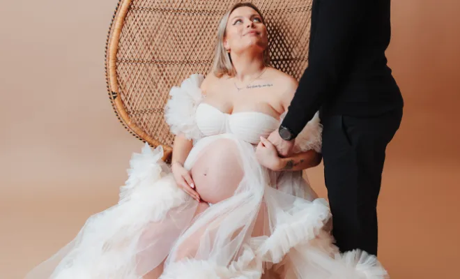Photographe à Besançon : séance photo grossesse glamour en studio