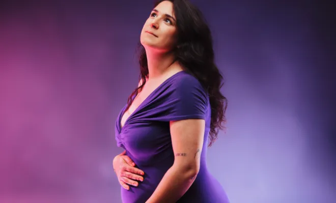 Photographe à Besançon shooting photo grossesse artistique en studio
