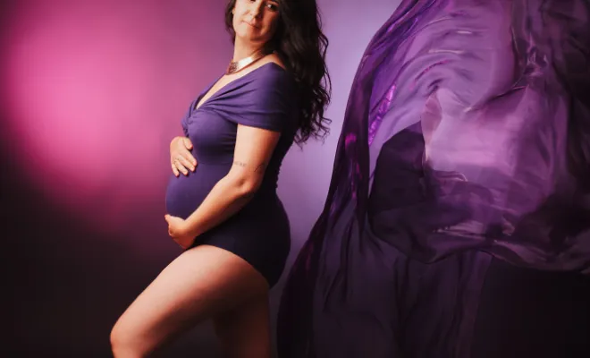 Photographe à Besançon shooting photo grossesse artistique en studio