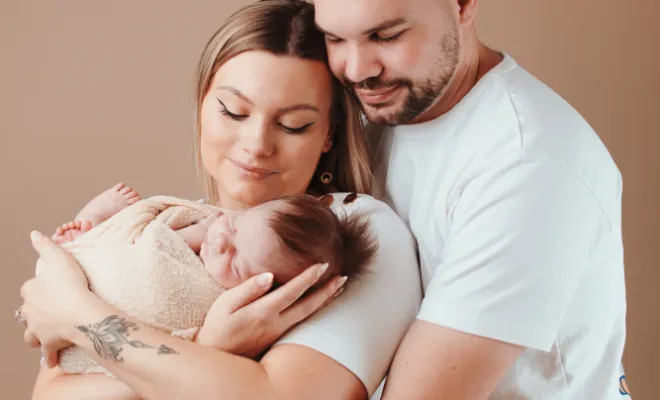 Photographe à Besançon séance photo naissance en studio 