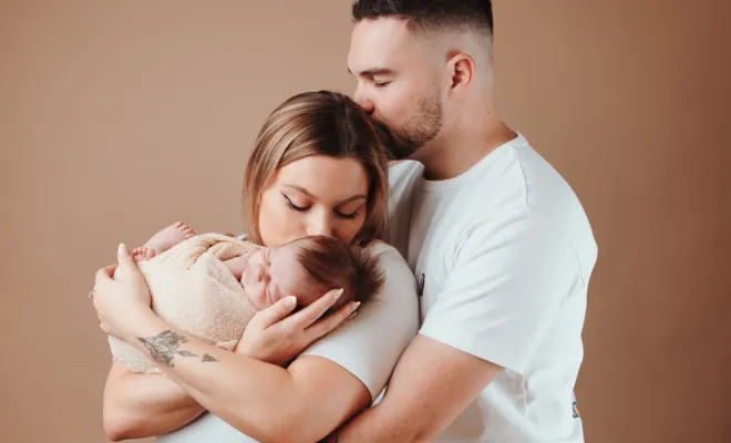 Photographe à Besançon séance photo naissance en studio 