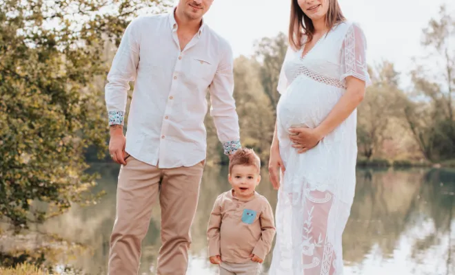 Photographe à Besançon séance photo grossesse en famille 