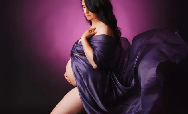 Photographe à Besançon shooting photo grossesse artistique en studio
