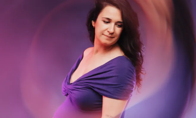 Photographe à Besançon shooting photo grossesse artistique en studio