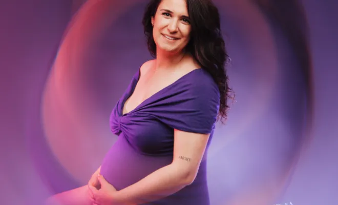 Photographe à Besançon shooting photo grossesse artistique en studio