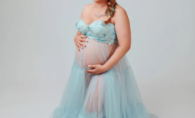 Photographe à Besançon shooting grossesse en studio avec prêt de robes