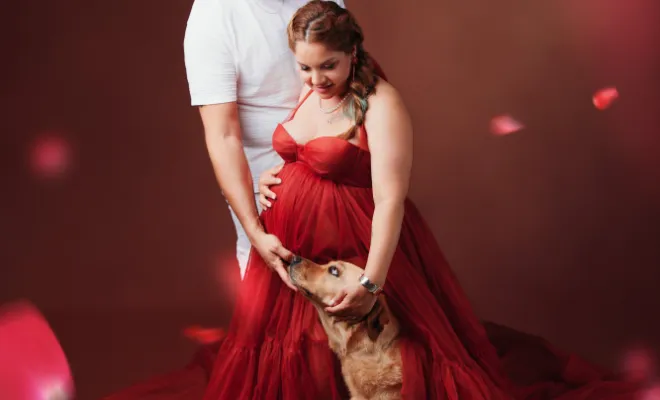 Photographe à Besançon shooting grossesse en studio avec prêt de robes