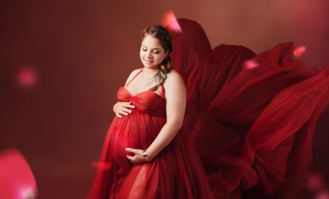 Photographe à Besançon shooting grossesse en studio avec prêt de robes