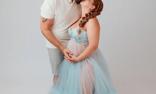 Photographe à Besançon shooting grossesse en studio avec prêt de robes
