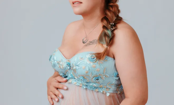 Photographe à Besançon shooting grossesse en studio avec prêt de robes