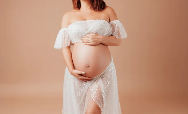 Photographe à Besançon shooting grossesse en studio avec prêt de robes