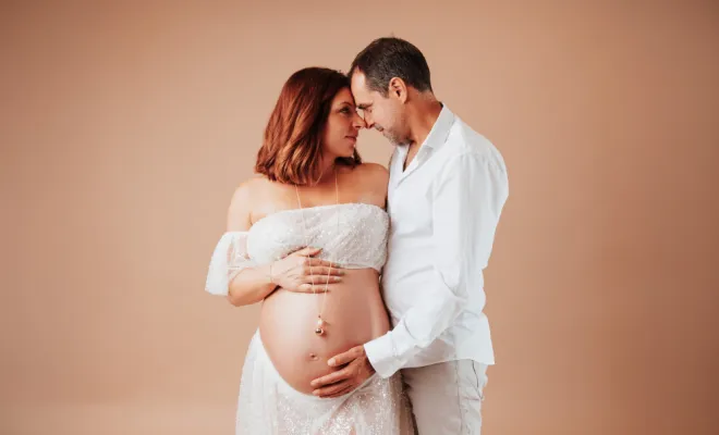 Photographe à Besançon shooting grossesse en studio avec prêt de robes