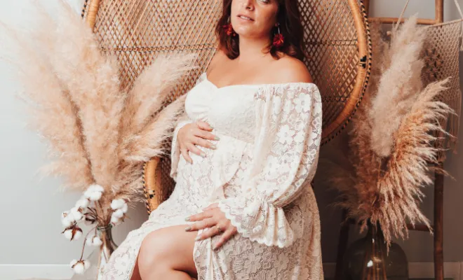 Photographe à Besançon shooting grossesse en studio avec prêt de robes