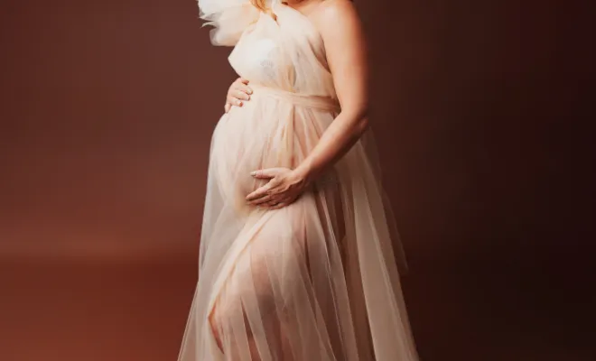 Photographe à Besançon shooting grossesse en studio avec prêt de robes