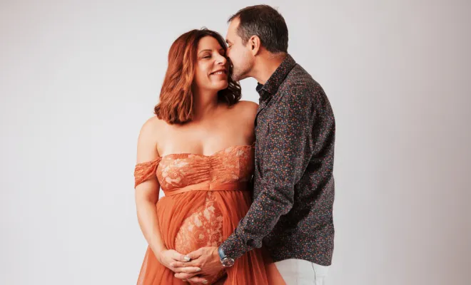 Photographe à Besançon shooting grossesse en studio avec prêt de robes