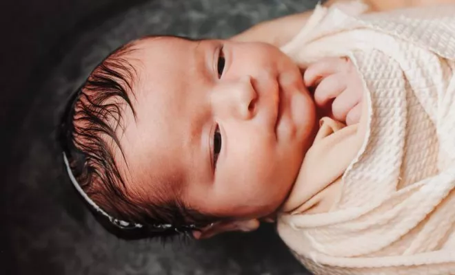 Bain bébé emmailloté à Besançon, Besançon, TAILS PHOTOGRAPHIE