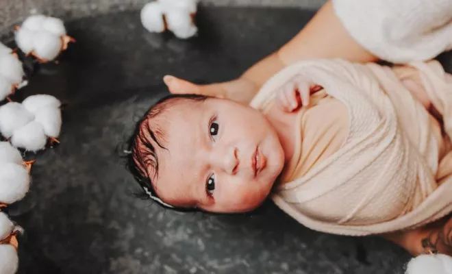 Bain bébé emmailloté à Besançon, Besançon, TAILS PHOTOGRAPHIE