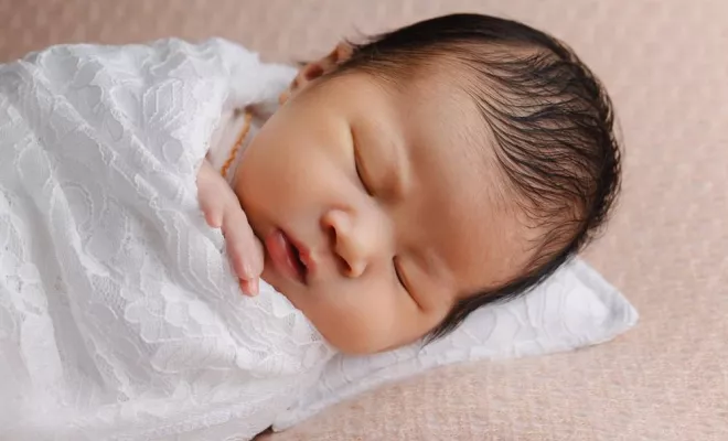 Photographe pour séance photo bébé fille en studio en Franche-Comté, Besançon, TAILS PHOTOGRAPHIE