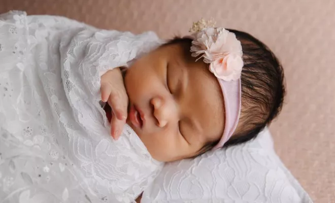 Photographe pour séance photo bébé fille en studio en Franche-Comté, Besançon, TAILS PHOTOGRAPHIE