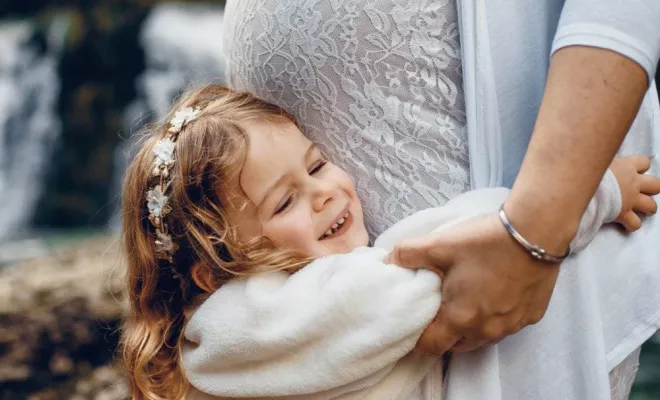 Photographe pour shooting grossesse en famille en Franche-Comté, Besançon, TAILS PHOTOGRAPHIE