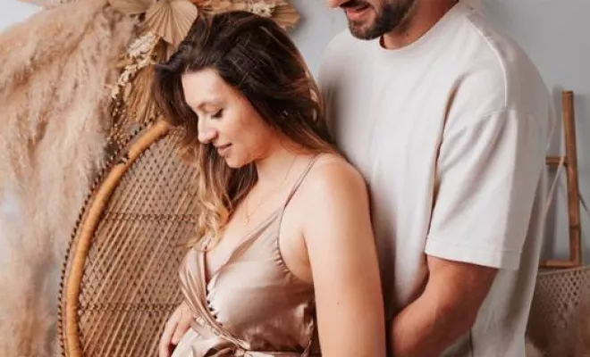 Photographe professionnelle shooting grossesse en famille en studio à Besançon, Besançon, TAILS PHOTOGRAPHIE