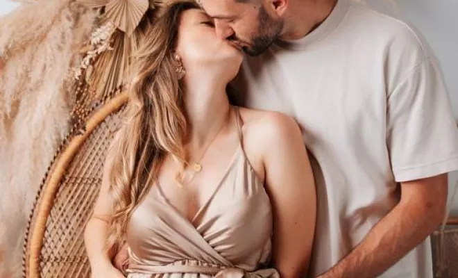 Photographe professionnelle shooting grossesse en famille en studio à Besançon, Besançon, TAILS PHOTOGRAPHIE