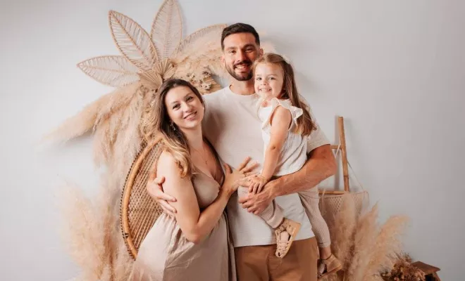 Photographe professionnelle shooting grossesse en famille en studio à Besançon, Besançon, TAILS PHOTOGRAPHIE