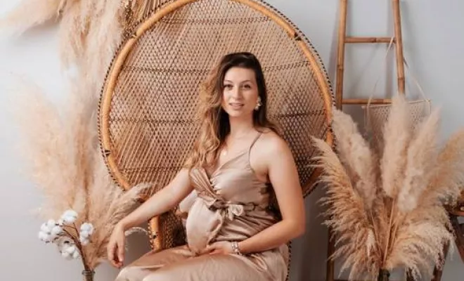 Photographe professionnelle shooting grossesse en famille en studio à Besançon, Besançon, TAILS PHOTOGRAPHIE